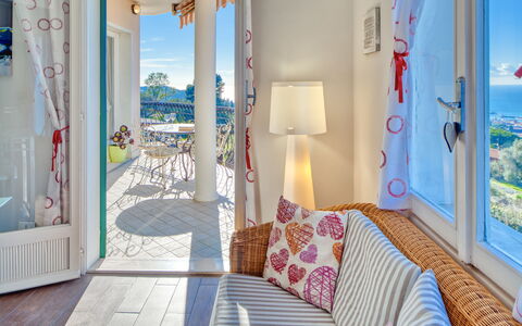Casa Matilde - Villa Alle Cascine, Imperia: Propriété, Meubles, Vert, Bleu Azur, Bâtiment, Bleu, Confort, Fenêtre, Textile, Design Intérieur