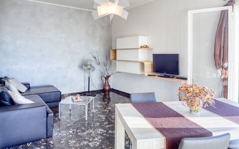 Casa Matilde - Villa Alle Cascine, Imperia: Propriété, Meubles, Bâtiment, Cabinetry, Confort, Design Intérieur, Cadre, Violet, Éclairage, Bois