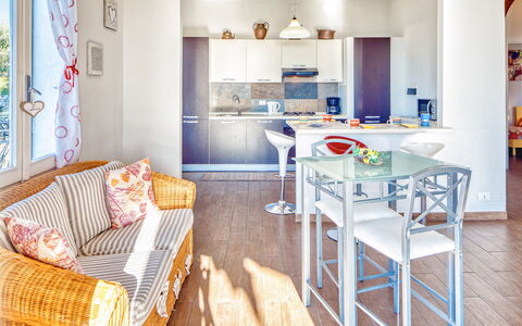 Casa Matilde - Villa Alle Cascine, Imperia: Meubles, Table, Propriété, Bleu Azur, Bois, Cabinetry, Orange, Fenêtre, Chaise, Sol