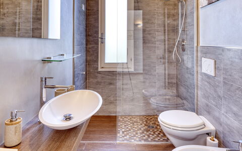 Casa Matilde - Villa Alle Cascine, Imperia: Luminaire Plomberie, Robinet, Propriété, Évier, Bâtiment, Violet, Salle De Bains, Lavabo, Miroir