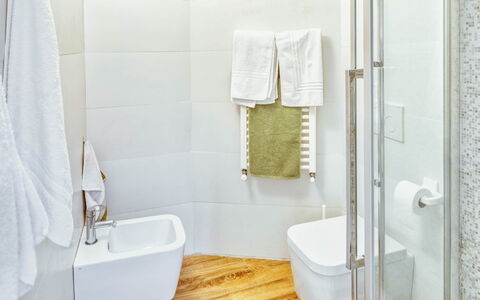 Studio Fede - Levanto: Robinet, Propriété, Luminaire Plomberie, Salle De Bains, Produit, Lavabo, Violet, Rectangle