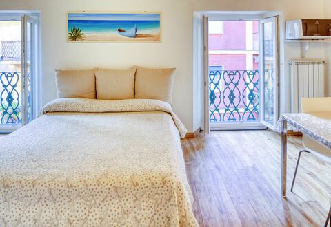 Studio Fede - Levanto: Meubles, Bleu, Bâtiment, Confort, Fenêtre, Bleu Azur, Bois, Textile, Cadre De Lit, Sol