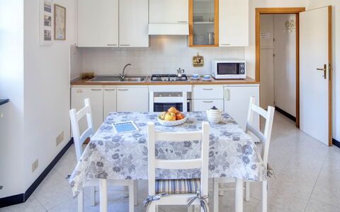 Studio Paola - Levanto: Cabinetry, Comptoir, Meubles, Blanc, Évier, Produit, Bleu Azur, Cuisinière, Bois, Cuisine