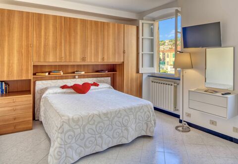 Studio Paola - Levanto: Meubles, Cabinetry, Confort, Bois, Design Intérieur, Tiroir, Bâtiment, Sol, Lit, Sol