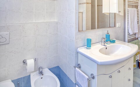 Nina Home - Levanto: Robinet, Miroir, Évier, Luminaire Plomberie, Lavabo, Propriété, Photographier, Violet, Salle De Bains, Bleu Azur