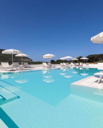 Stintino 637: L'Eau, Ciel, Piscine, Bleu Azur, Parapluie, Mobilier De Jardin, Balancelle, Ombre, Bâtiment, Loisir