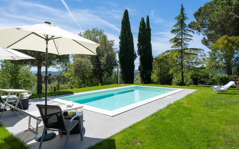 Villa Luana: Nuage, Ciel, Plante, Piscine, L'Eau, Ombre, Lot Terre, Parapluie, Arbre, Bâtiment