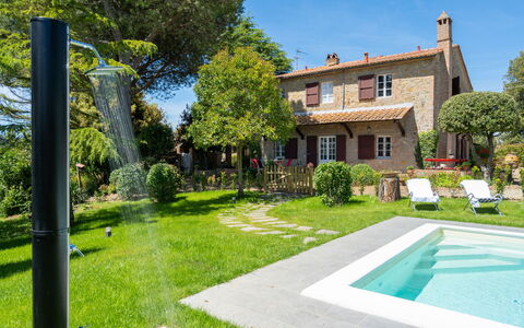 Villa Luana: Plante, Bâtiment, Ciel, Propriété, Fenêtre, Vert, L'Eau, Arbre, Maison, Lot Terre