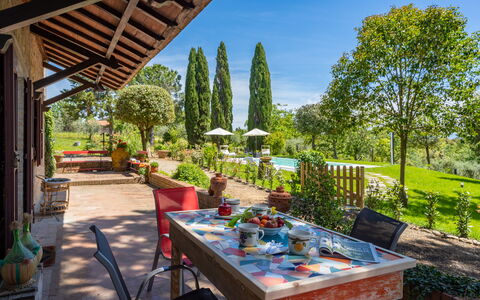 Villa Luana: Plante, Ciel, Jour, Propriété, Bâtiment, Vert, Fleur, Pot De Fleur, Plante D'Appartement, Table