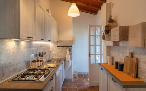 Villa Luana: Propriété, Cabinetry, Meubles, Comptoir, Bâtiment, Gaz Poele, Bois, Éclairage, Design Intérieur, Cuisine