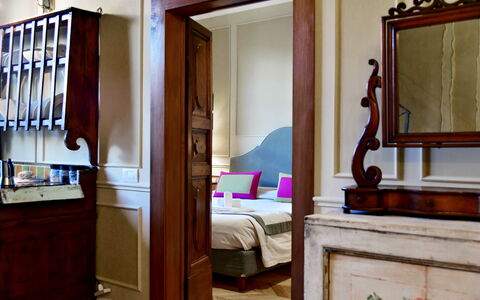 Appartamenti Troise: Miroir, Cabinetry, Meubles, Propriété, Bâtiment, Tiroir, Confort, Bois, Commode, Cadre De Lit