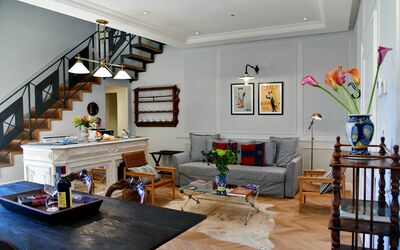 Il Carro: Table, Meubles, Propriété, Canapé, Cadre, Fleur, Plante D'Appartement, Design Intérieur, Pot De Fleur, Salon
