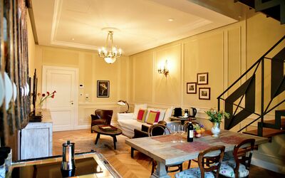 Le Ruote: Table, Meubles, Propriété, Cadre, Canapé, Bois, Design Intérieur, Éclairage, Salon, Chaise