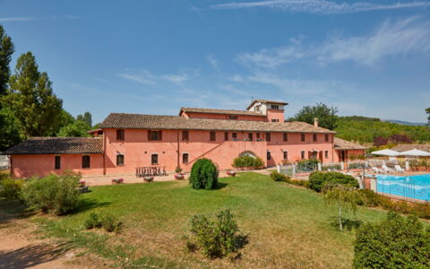 Agriturismo Il Molino Di Uncinano: Ciel, Plante, Nuage, Bâtiment, Fenêtre, Arbre, Paysage Naturel, Lot Terre, Zone Résidentielle, Herbe