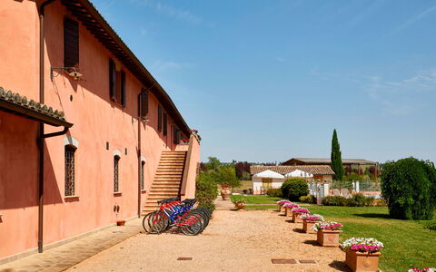 Agriturismo Il Molino Di Uncinano: Ciel, Plante, Nuage, Propriété, Bâtiment, Roue, Fenêtre, Arbre, Maison