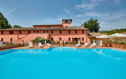 Agriturismo Il Molino Di Uncinano: L'Eau, Ciel, Nuage, Propriété, Bâtiment, Plante, Piscine, Arbre, Bleu Azur, Chaise