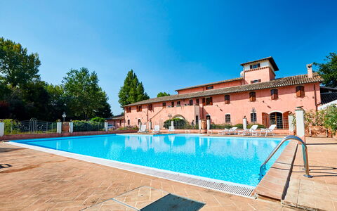 Agriturismo Il Molino Di Uncinano: L'Eau, Ciel, Plante, Propriété, Piscine, Bleu Azur, Bâtiment, Rectangle, Arbre, Architecture