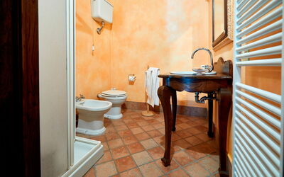 Eliodoro: Marron, Luminaire Plomberie, Évier, Robinet, Lavabo, Salle De Bains, Toilette, Bâtiment, Siège De Toilette