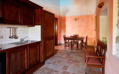 Tormalina: Cabinetry, Meubles, Propriété, Comptoir, Bois, Design Intérieur, Table, Éclairage, Cuisine, Architecture