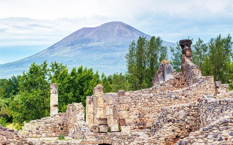 Loving Times Apartment: Nuage, Ciel, Montagne, Plante, Arbre, Bâtiment, Zone Rurale, Paysage, Montagnes Relief, Substrat Rocheux