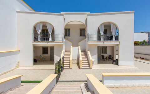 Case Pantanagianni: Ciel, Bâtiment, Ombre, Design Urbain, Plante, Zone Résidentielle, Façade, Immobilier, Paysage, Appartement