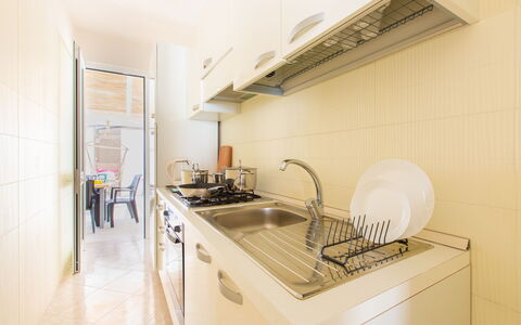 Case Pantanagianni: Robinet, Comptoir, Cabinetry, Evier, Évier, Luminaire Plomberie, Bâtiment, Cuisinière, Maison, Cuisine