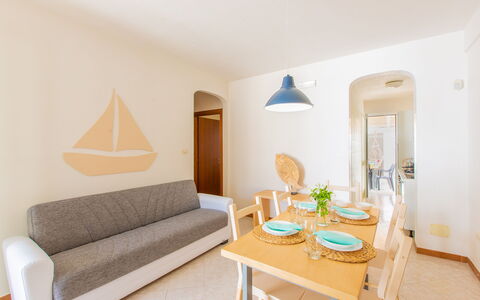 Case Pantanagianni: Table, Meubles, Propriété, Canapé, Confort, Bleu Azur, Bois, Orange, Design Intérieur, Salon