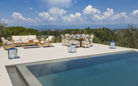 Villa Di Corazzano: L'Eau, Ciel, Nuage, Meubles, Piscine, Bleu Azur, Balancelle, Mobilier De Jardin, Chaise, Arbre