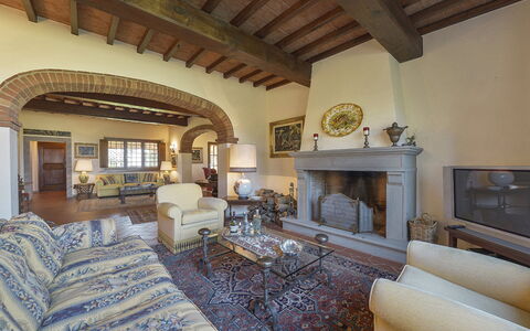 Villa Di Corazzano: Propriété, Meubles, Canapé, Cadre, Design Intérieur, Bois, Sol, Sol, Bâtiment, Salon