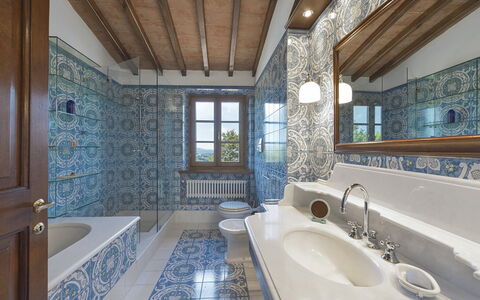 Villa Di Corazzano: Miroir, Robinet, Propriété, Luminaire Plomberie, Baignoire, Évier, Salle De Bains, Bleu Azur, Fenêtre, Design Intérieur