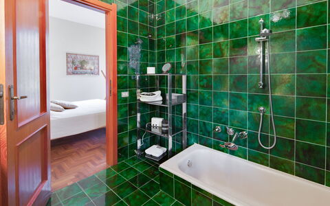 Villa Del Mugello: Luminaire Plomberie, Robinet, Baignoire, Salle De Bains, Tete De Douche, Design Intérieur, Miroir, Évier, Bâtiment, Douche