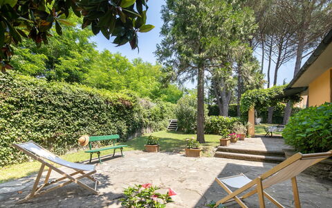 Villa Del Mugello: Plante, Propriété, Meubles, Ciel, Extérieur Banc, Ombre, Bâtiment, Botanique, Arbre, Mobilier De Jardin