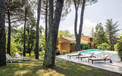 Villa Del Mugello: Plante, Bâtiment, Propriété, Ciel, Ombre, Arbre, Maison, Lot Terre, Nuage, Piscine