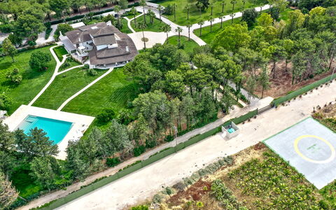 Villa Oria: Plante, Bâtiment, Lot Terre, Végétation, Arbre, Herbe, Design Urbain, Pente, Couverture De Sol, Paysage