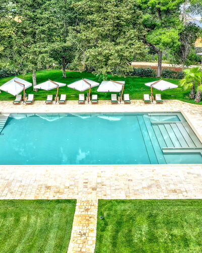 Villa Oria: L'Eau, Plante, Propriété, Piscine, Vert, Rectangle, Arbre, Ombre, Herbe, Mobilier De Jardin
