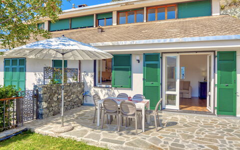 Marlà - Levanto: Bâtiment, Propriété, Plante, Fenêtre, Meubles, Porte, Bleu Azur, Ombre, Chaise, Maison