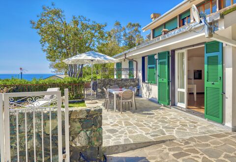 Marlà - Levanto: Ciel, Propriété, Table, Plante, Bâtiment, Bleu Azur, Ombre, Pot De Fleur, Porte, Chaise