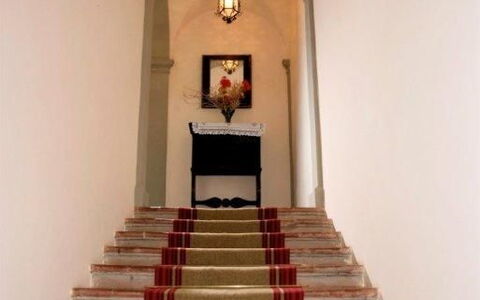 Residenza D'epoca: Escaliers, Design Intérieur, Bâtiment, Plante D'Appartement, Plante, Bois, Sol, Porte, Plafond