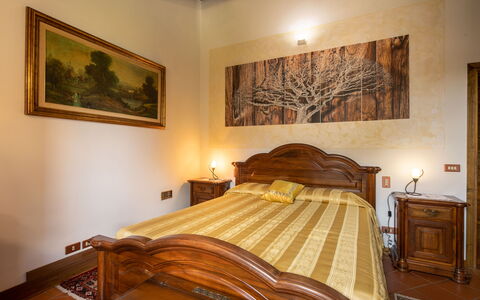 Valdambra Villa: Lit, Meubles, Chambre, Design Intérieur, Mur, Drap De Lit, Bois, Literie, Sol, Plafond