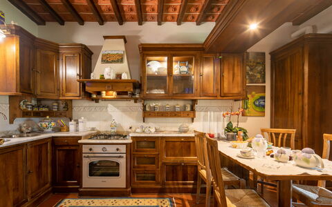 Valdambra Villa: Meubles, Design Intérieur, Cabinetry, Bois, Cuisine, Sol, Placard, Comptoir, Plafond, Pièce