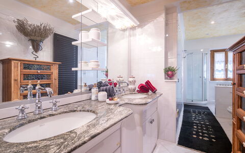 Valdambra Villa: Luminaire Plomberie, Design Intérieur, Évier, Comptoir, Sol, Armoire De Toilette, Salle De Bains, Robinet, Cabinetry, Sol