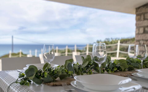 Chicca: Ciel, Vaisselle, Nuage, Vaisselle, Table, Fenêtre, Plante, Drinkware, Serveware, Nappe De Table