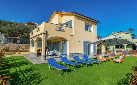 Villa Mimosa - Diano Marina: Ciel, Plante, Propriété, Bâtiment, Fenêtre, Ombre, Architecture, Maison, Mobilier De Jardin, Zone Résidentielle