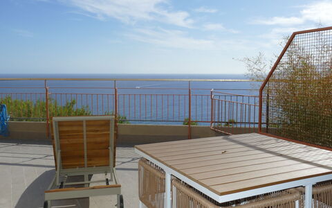Ventimiglia 633: Ciel, Nuage, L'Eau, Jour, Propriété, Bois, Mobilier De Jardin, Ombre, Sol, Mur