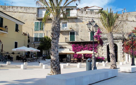 Ventimiglia 633: Ciel, Bâtiment, Jour, Fenêtre, Plante, Nuage, Fleur, Bleu Azur, Arecales, Design Urbain