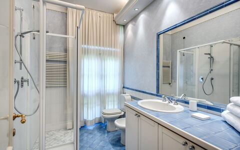 Villa Alfresco: Miroir, Luminaire Plomberie, Robinet, Évier, Lavabo, Armoire De Toilette, Salle De Bains, Cabinetry, Bâtiment, Violet