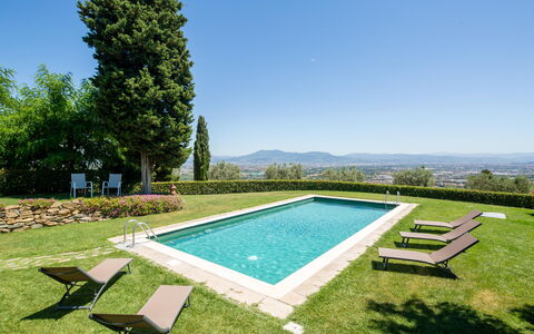 Villa Lastra: L'Eau, Ciel, Propriété, Plante, Paysage Naturel, Botanique, Piscine, Rectangle, Mobilier De Jardin, Ombre