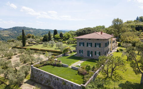 Villa Lastra: Nuage, Plante, Ciel, Propriété, Fenêtre, Bâtiment, Arbre, Maison, Paysage Naturel, Herbe