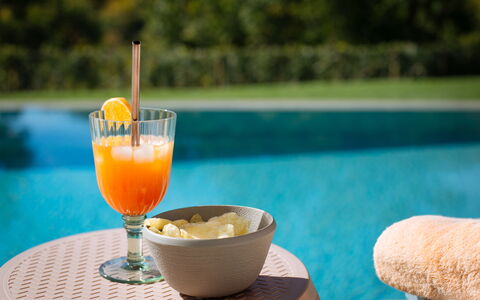 Villa Castiglioni: Aliments, Vaisselle, Table, L'Eau, Drinkware, Boisson Alcoolisée, Ingrédient