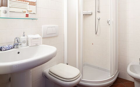 Villa Dell'erta - Levanto, Montale: Luminaire Plomberie, Propriété, Évier, Blanc, Robinet, Toilette, Produit, Violet, Siège De Toilette, Salle De Bains